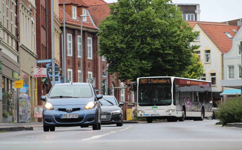 Stadtverkehr in der Stader Innenstadt, Busse und Autos in der Bahnhofstraße/ Ecke Neubourgstraße, Juli 2021
