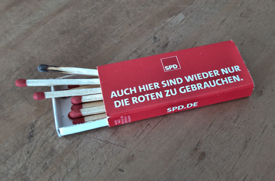Streichholzschachtel mit neuen und einem abgebrannten Streichholz und dem Spruch: "Auch hier sind wieder nur die Roten zu gebrauchen."