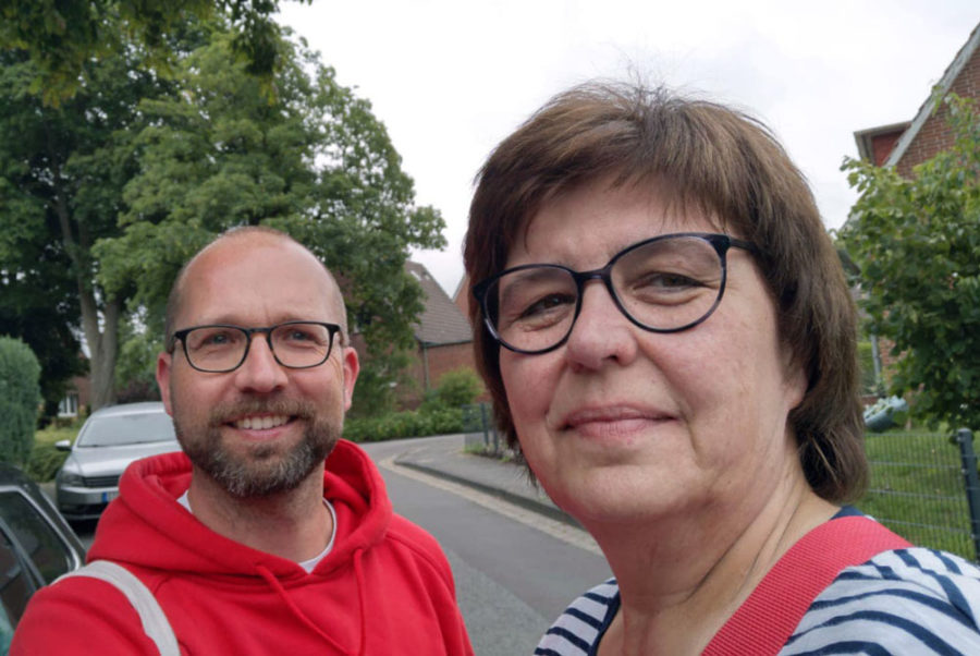 SPD Hansestadt Stade unterwegs in Stade bei Tür zu Tür Besuchen, im Bild sind Sigrid Koppelmann und Christian Häckl