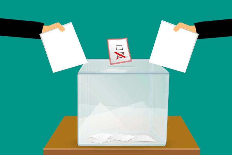 Grafik zur Kommunalwahl 2021, Einwurf von Wahlunterlagen in die Wahlurne