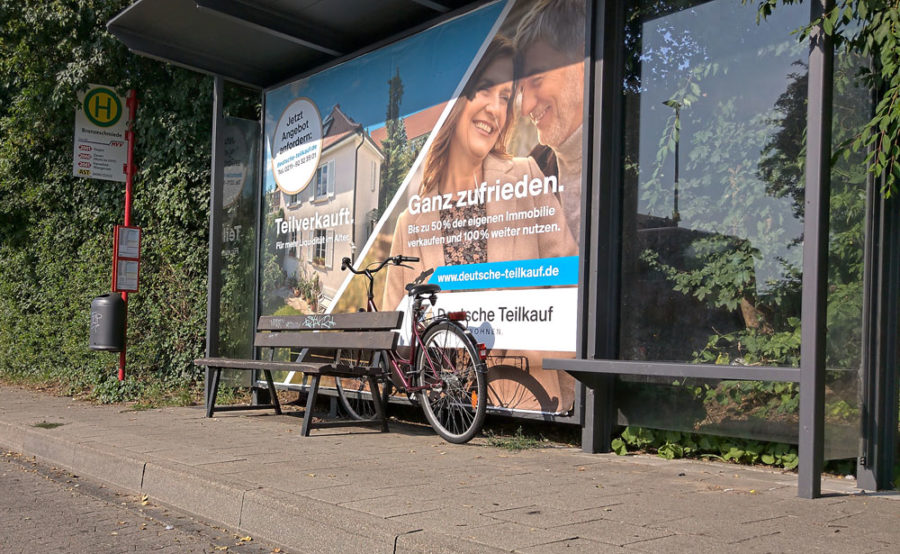 Abgestelltes Fahrrad in Bushaltestelle, Stade