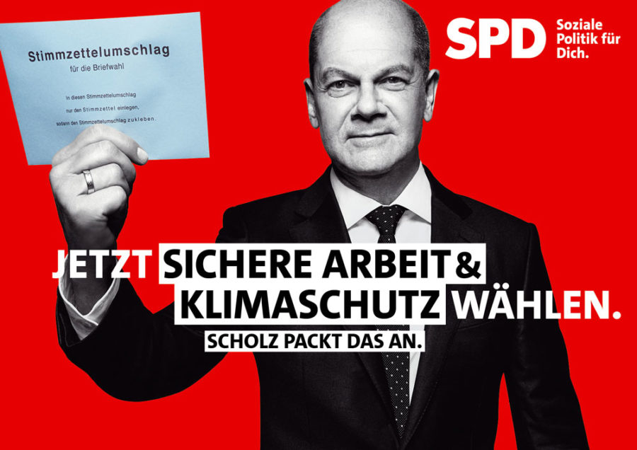 Bundestagswahl 2021 - Plakat mit Olaf Scholz: "Jetzt sichere Arbeit & Klimaschutz wählen. Scholz packt das an."