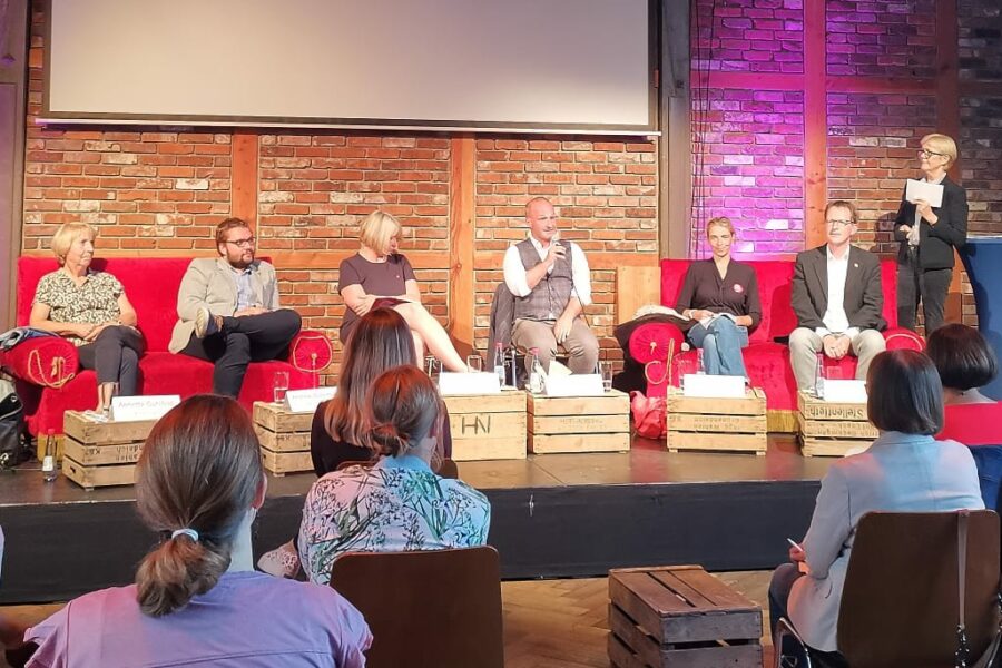 Podiumsdiskussion der ASF zum Kita-Gesetz in der Seminarturnhalle, auf dem Podium von links nach rechts: Annette Gutsfeld, Andreas Gubernatis, Dr. Elke Alsago, Kai Koeser, Svenja Stadler, Björn Protze, Sigrid Richter