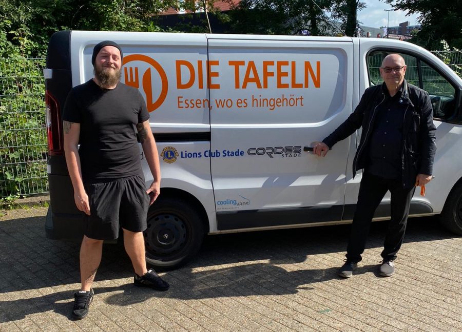 Töns Dittmer bei der Übergabe der Spenden an die Stader Tafel