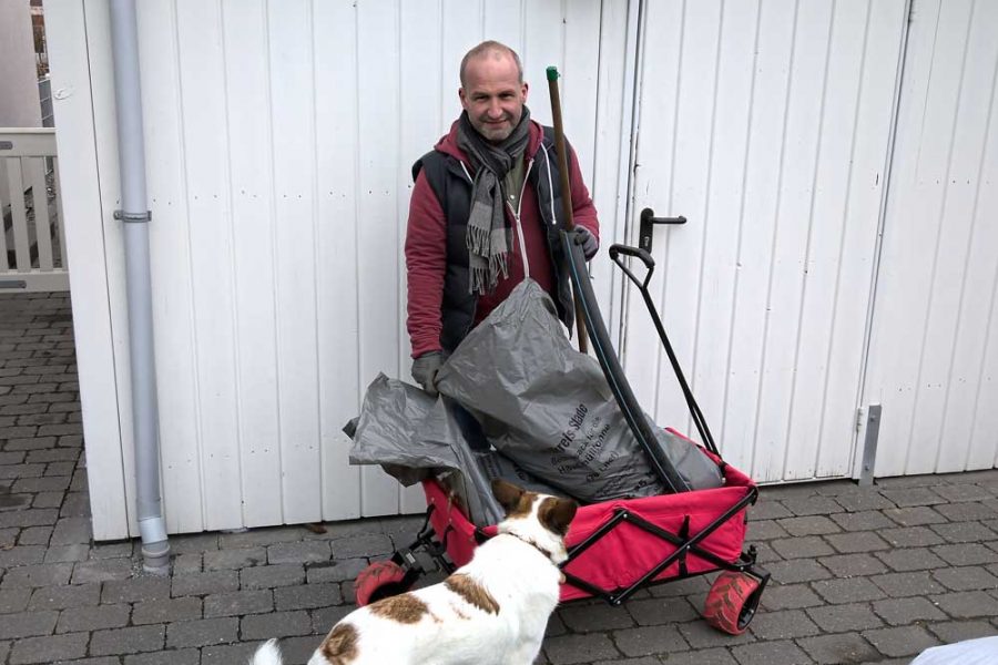 Kai Koeser mit Hunde Henry und einem Handwagen voller Müll