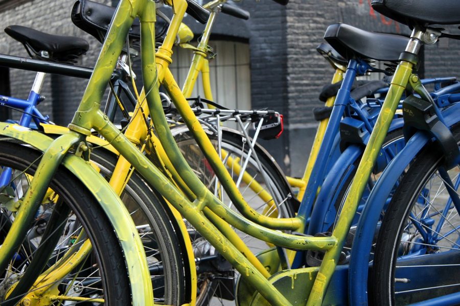 Fahrräder mit gelber und blauer Lackierung