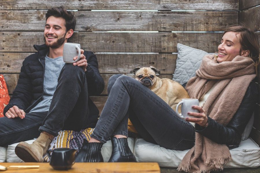 Mann, Frau & Mops trinken gemeinsam einen Kaffee am Morgen