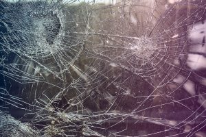Vandalismus, zerschlagene Glasscheibe