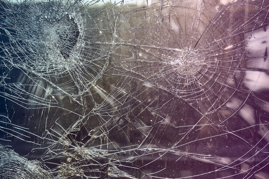 Vandalismus, zerschlagene Glasscheibe