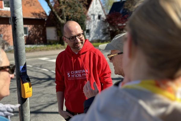 Christian Häckl im Gespräch mit Anwohnern und Anwohnerinnen der Harsefelder Straße beim Nachbarschaftsspaziergang