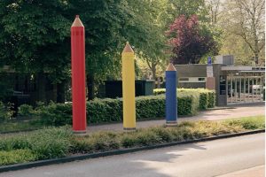 Schoolzone in den Niederlande mit farbigen Säulen in Form von Buntstiften