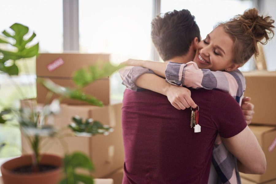 Glückliches Paar in seiner neuen Wohnung